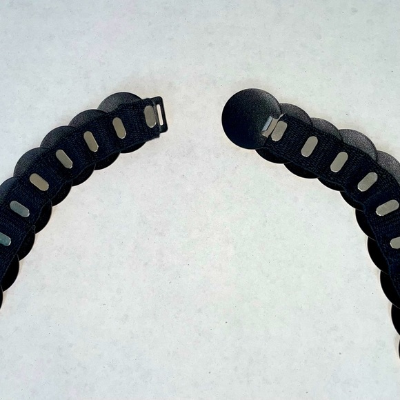 Vtg ‘70s/‘80s shiny gold circle stretch belt - Picture 3 of 3